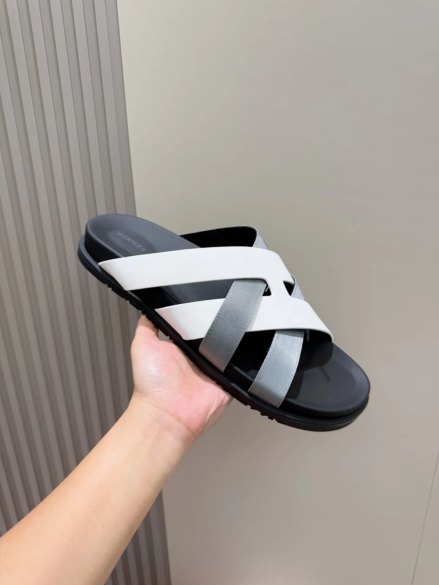 p300💰Men's Shoes Hermes Men's Kazimir Slippers - Top quality woven calfskin functional sandals with an intertwined upper inspired by the "H" iconic pattern to create a casual look, perfect for summer. Imported cowhide + cowhide lining + rubber outsole Size: 39-44 (customized at 38.45.46)